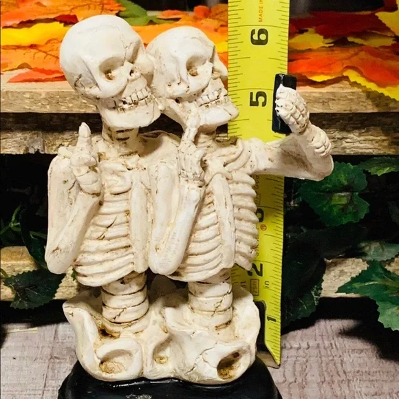 Skeleton Selfie Couple - Picture 10 of 10